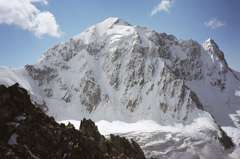 Фото 32 (L). Вершина Коштантау с перевала Утюг.