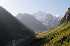 Фото 35 (L). Титульна фотографи отчета - Ущелье Кундюм-Мижирги из альплагер Безенги.