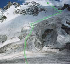 Фото 11 (L). Вершина Уллуауз, перевал Утюг и жандарм Утюг с ледника Северный Уллуауз.