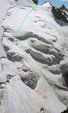 Фото 13. Нижн часть подъема на перевал Утюг до седловины в гребне (фрагмент фото 10).