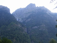 Ф23 Одна из ступеней Джессарского водопада видна споляны