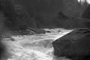Фото 035. Река Чхалта. Прохождение 3 ступени порога 1.3 «Верхний прорыв» плотом.