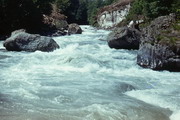 Фото 048. Река Чхалта. Порог «Лавина» по высокой воде в июне 1983. Река размыла лавинный вынос.