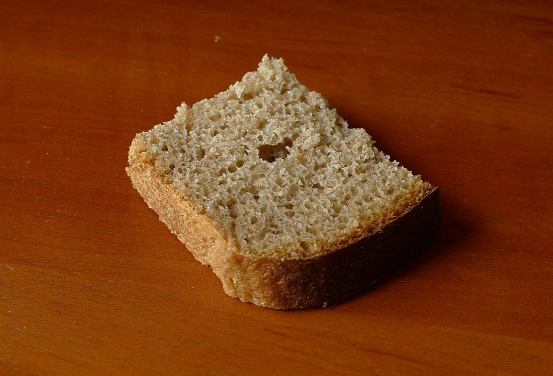 Кусочек маленький кусочек видео. Кусочек хлеба. Маленький кусочек хлеба. Кусок черного хлеба. Кусок белого хлеба.